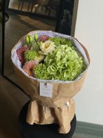 Букет сборный из гортензии, кустовых пионовидных роз, вибурнума и георгин