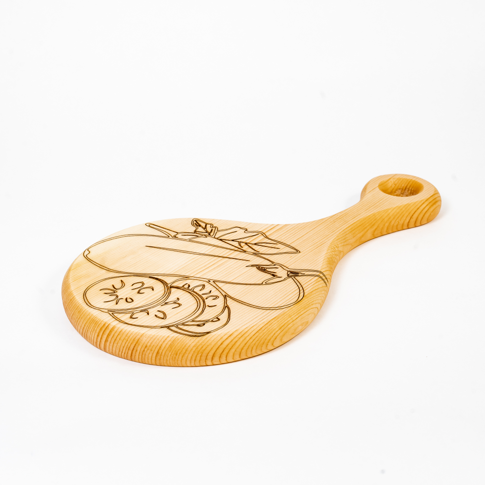 Деревянная разделочная доска из древесины сибирского кедра для овощей с гравировкой RD38