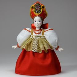 Сувенирная кукла в золотой душегрее