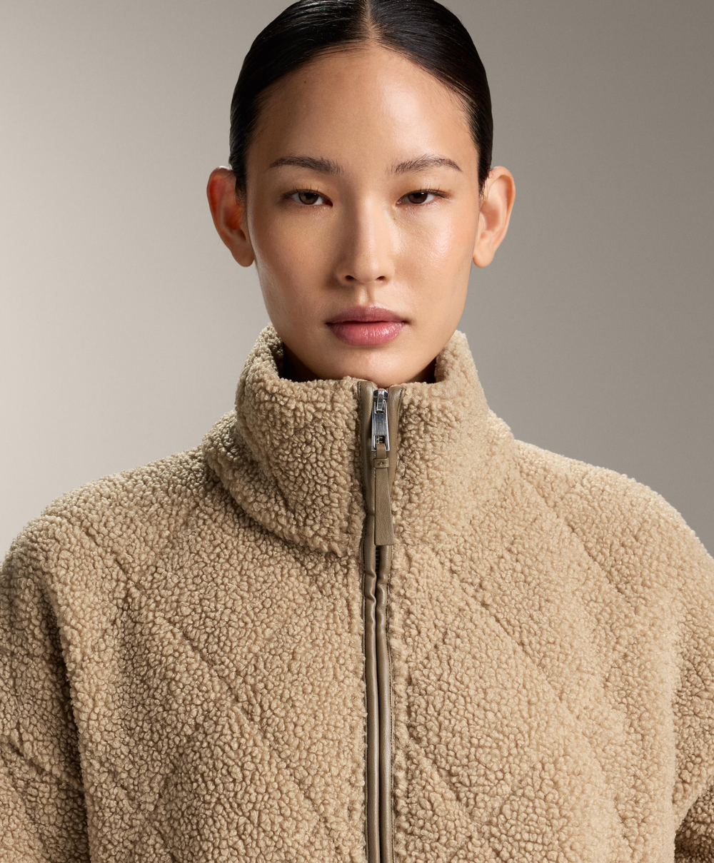 Oysho Стеганая куртка из искусственной овчины в ромбы, бежево-зеленый