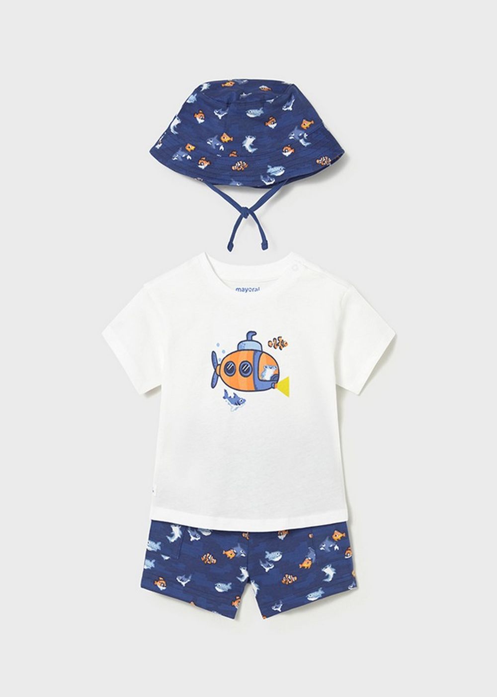 футболка с шортами и панамкой