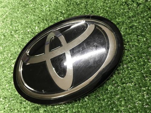 Эмблема решетки радиатора Toyota Camry xv70 17-21