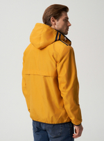 Мужская спортивная ветровка с капюшоном на резинке жёлтого цвета.