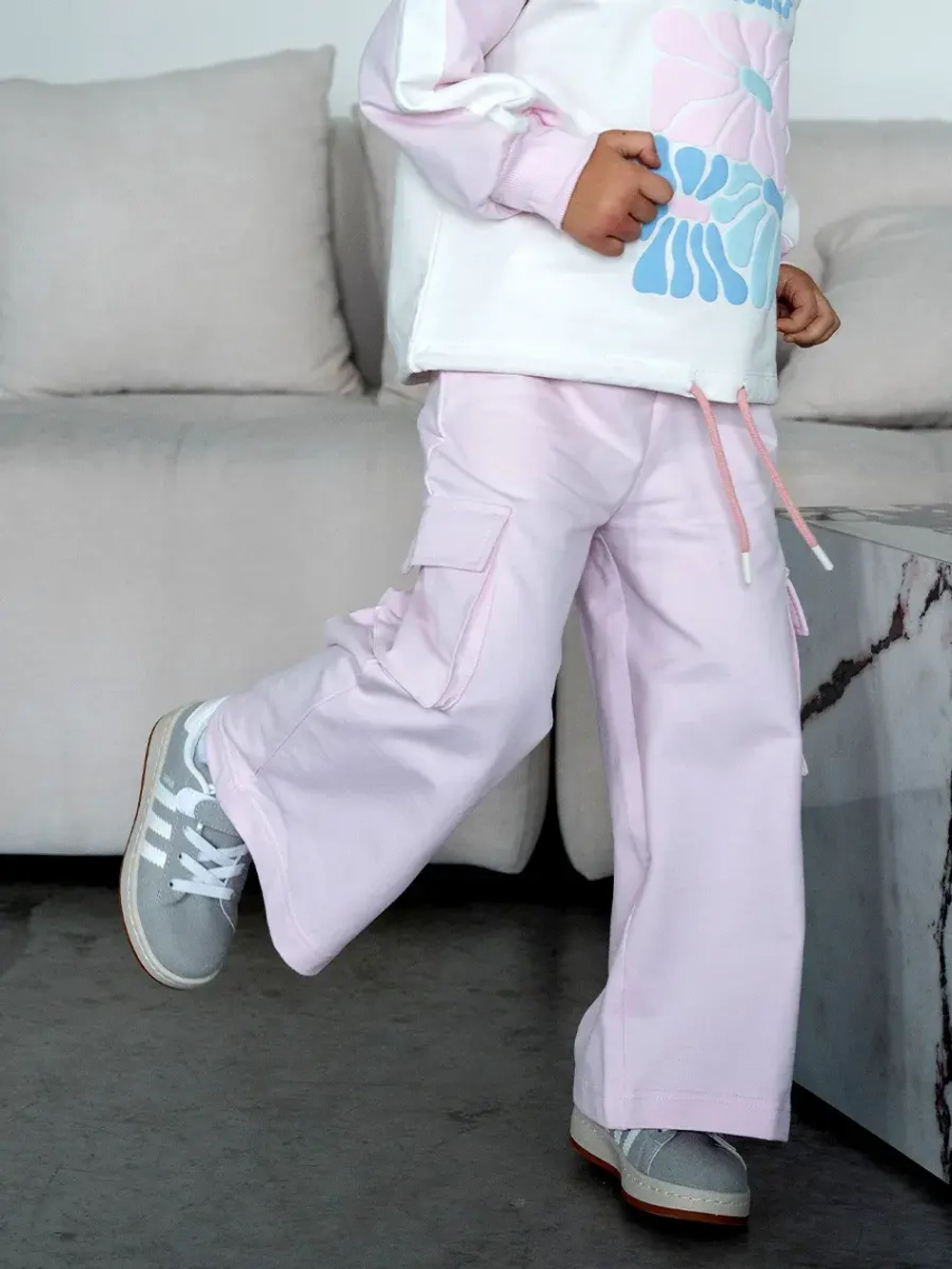 Розовый костюм для девочки на осень