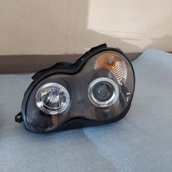 Передние фары Mercedes C W203 angel eyes black