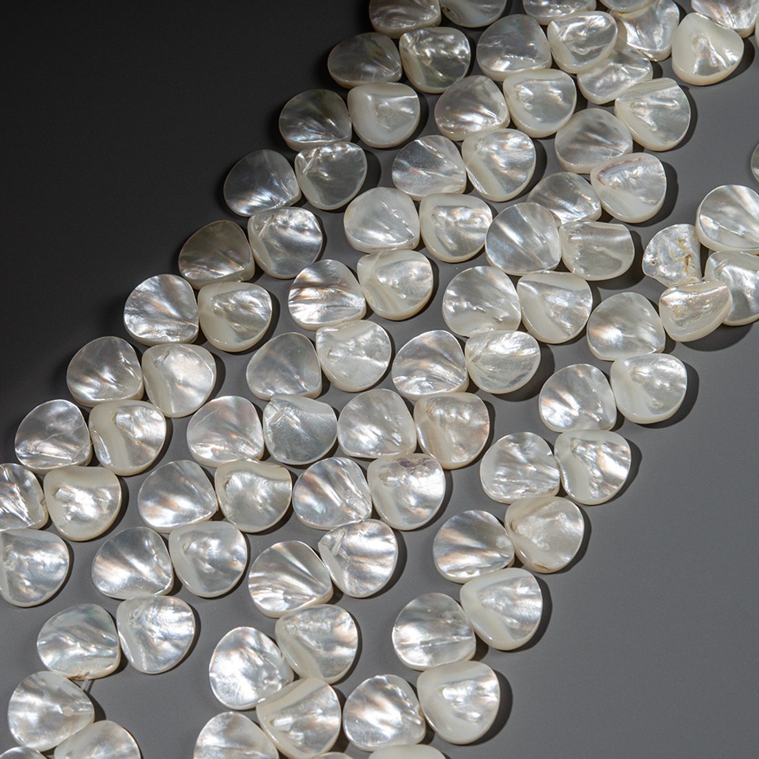 Лепесток из перламутра морских ракушек, 16*16мм, белый