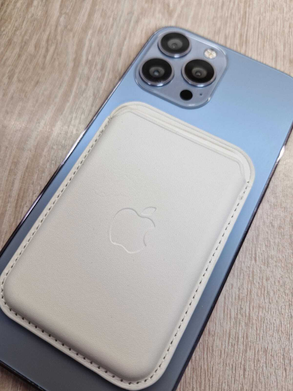 Магнитный кошелек на iPhone