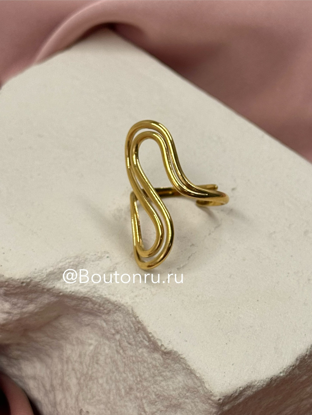 Кольцо золотистое в форме "S"