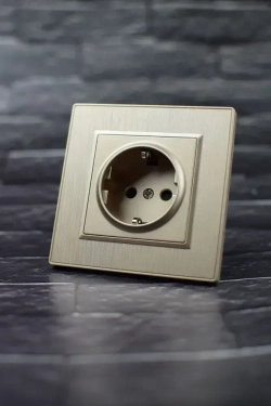 Розетка золото одинарная пластик