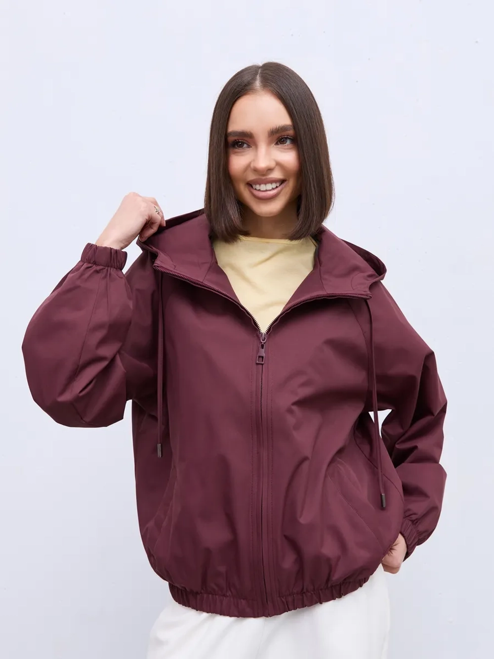 Ветровка с капюшоном