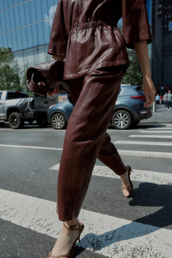 ZARA БРЮКИ ИЗ ИСКУССТВЕННОЙ КОЖИ, ГРАНАТОВЫЙ