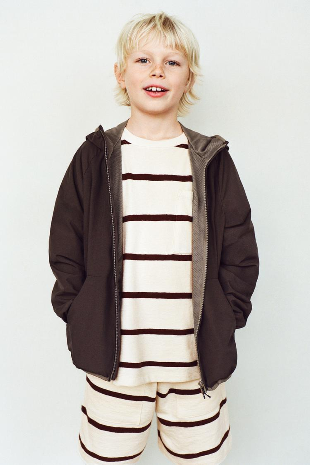 ZARA ЛЕГКАЯ КУРТКА С КАПЮШОНОМ, КОРИЧНЕВЫЙ