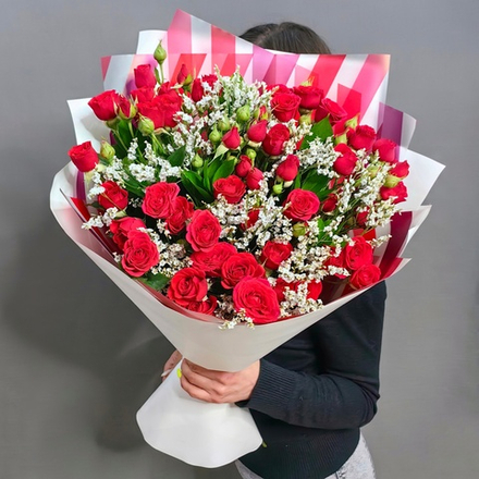 Букет из красных кустовых роз "Mirabel" с лимониумом