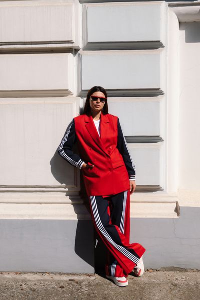 Брючный костюм коричневый с лампасами