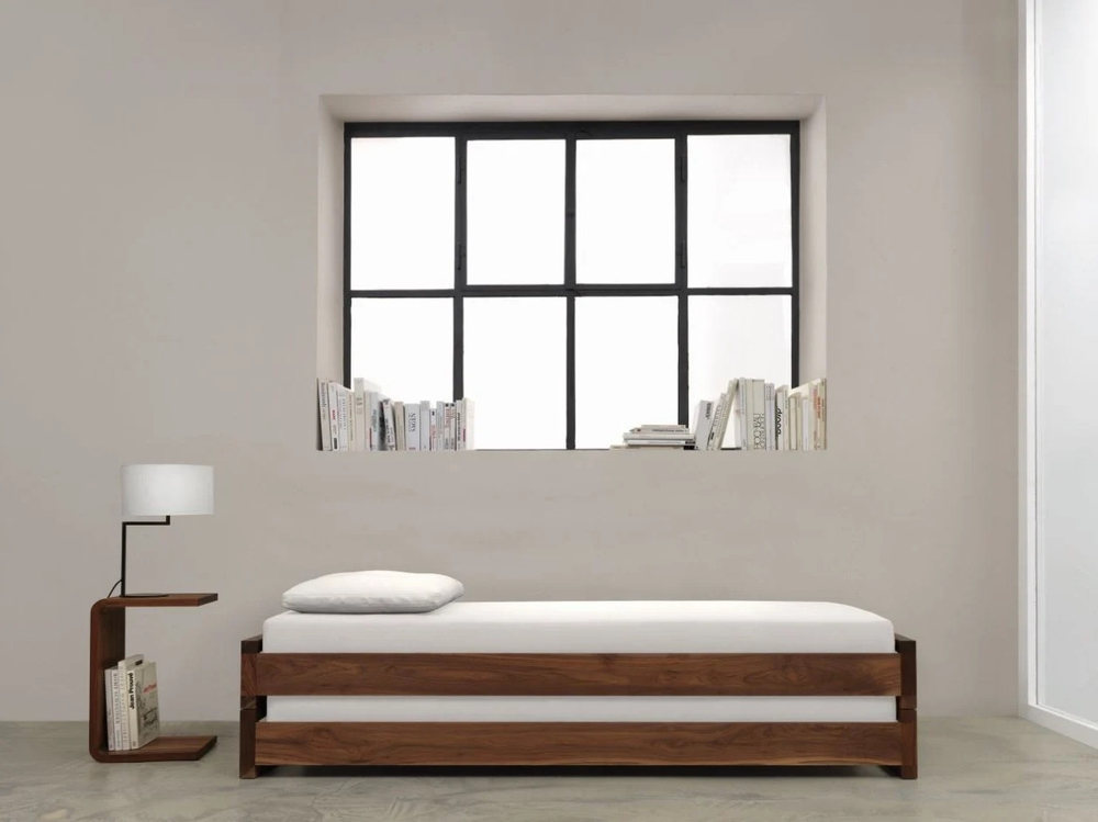 Кровать из массива дерева