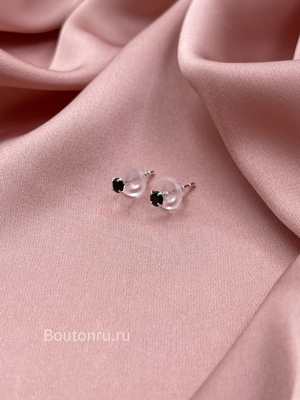 Серьги гвоздики серебристые с черным стразом
