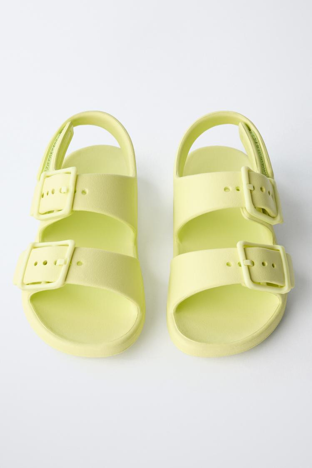 ZARA РЕЗИНОВЫЕ САНДАЛИИ С ПРЯЖКАМИ, ЛАЙМОВЫЙ