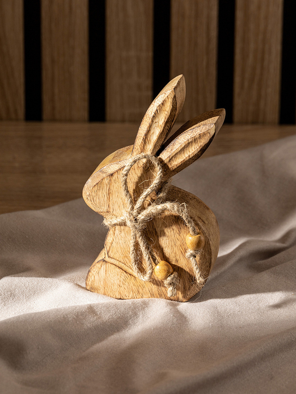 Декоративная фигурка DeNASTIA Зайка с бантом 8,6x3,5x15,4 дерево манго, бежевый