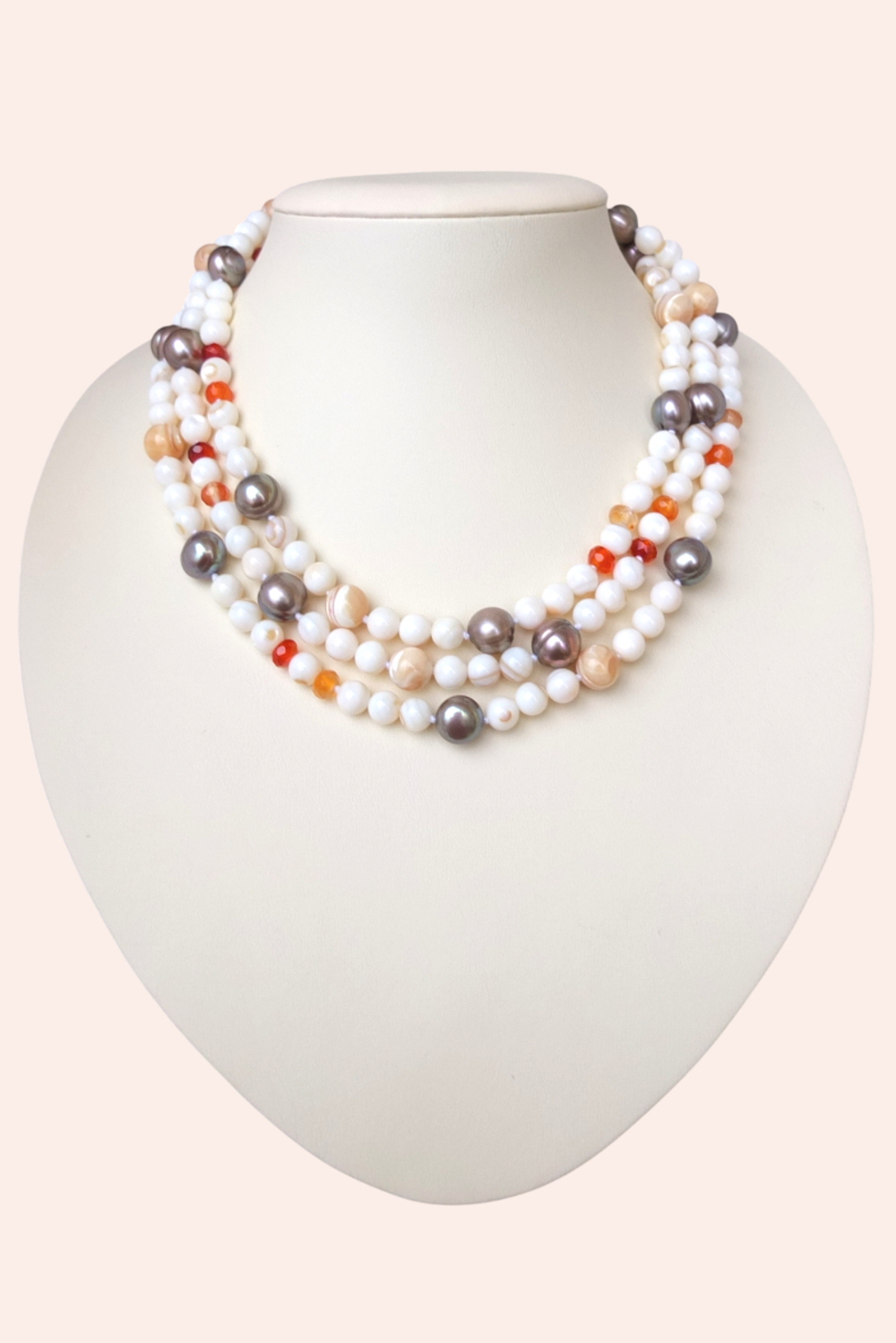 бусы из перламутра и сердолика Сезам