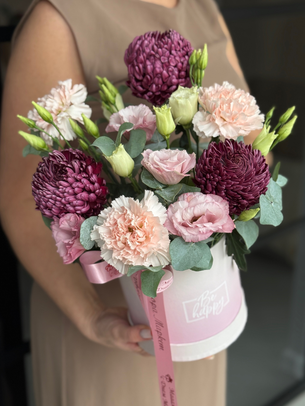 Эффектные хризантемы Бигуди, диантусы и нежная эустома с эвкалиптом в композиции от Флора Маркет