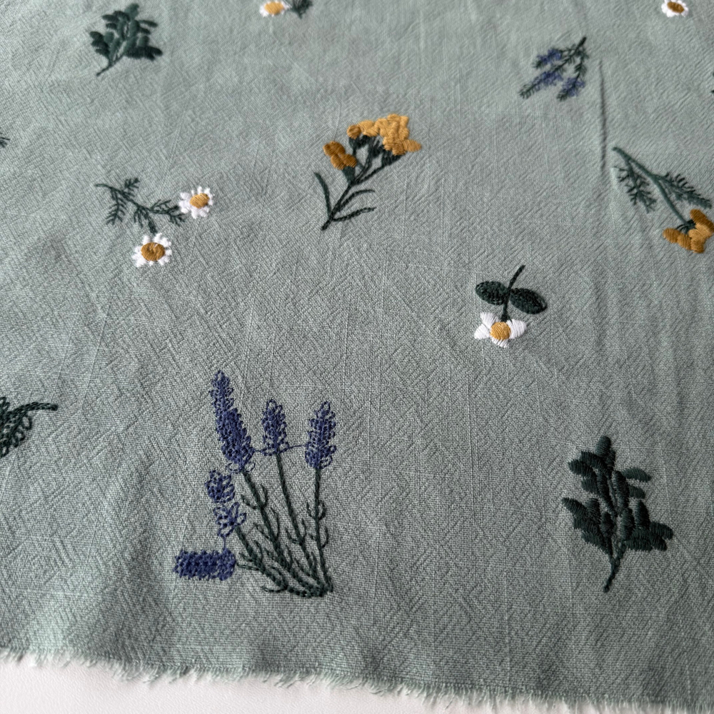 Полулен (лен+вискоза) с вышивкой на эвкалиптовом фоне