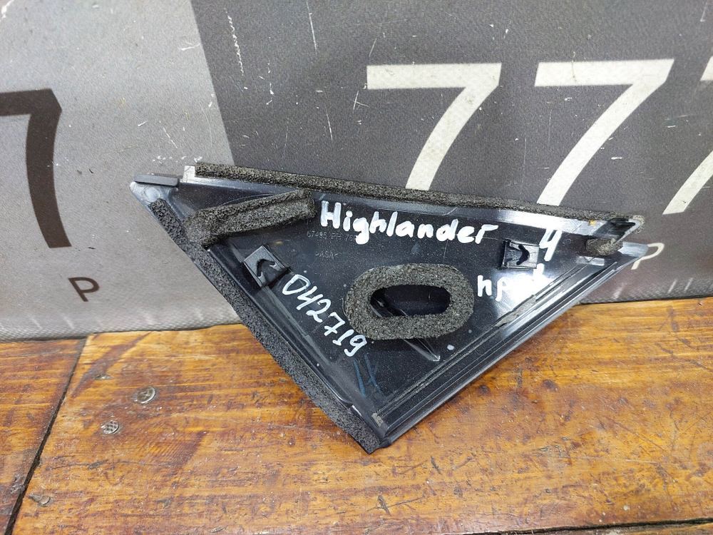 Накладка двери передней правой Toyota Highlander 4 (U70) 19-нв Б/У Оригинал 674950E010