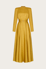 ПЛАТЬЕ ИЗ ГОРЧИЧНОГО ШЕЛКОВОГО ЖАККАРДА