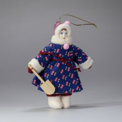 Ёлочная кукла Девочка с лопаткой