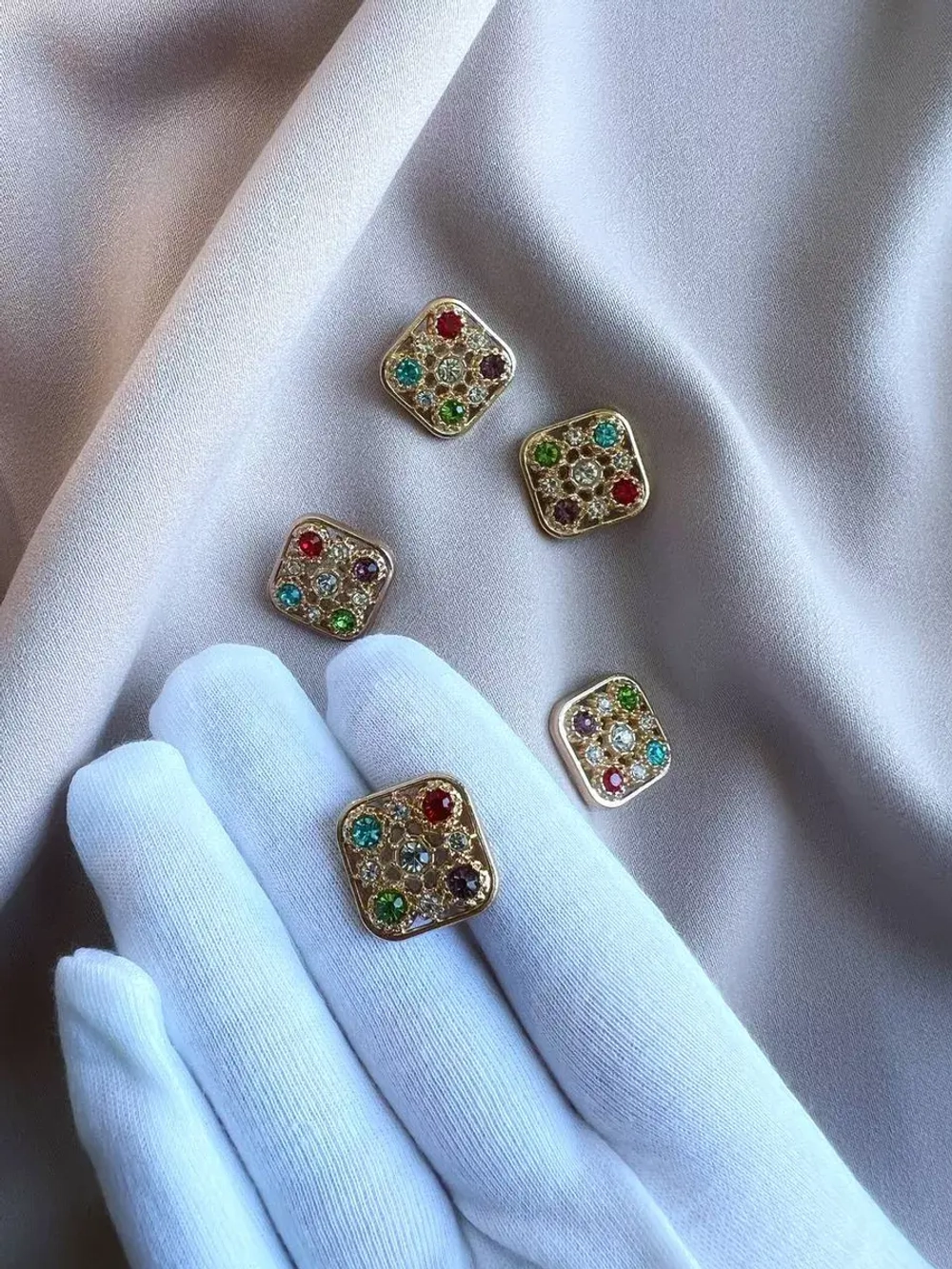 Декоративные металлические пуговицы на ножке со стразами