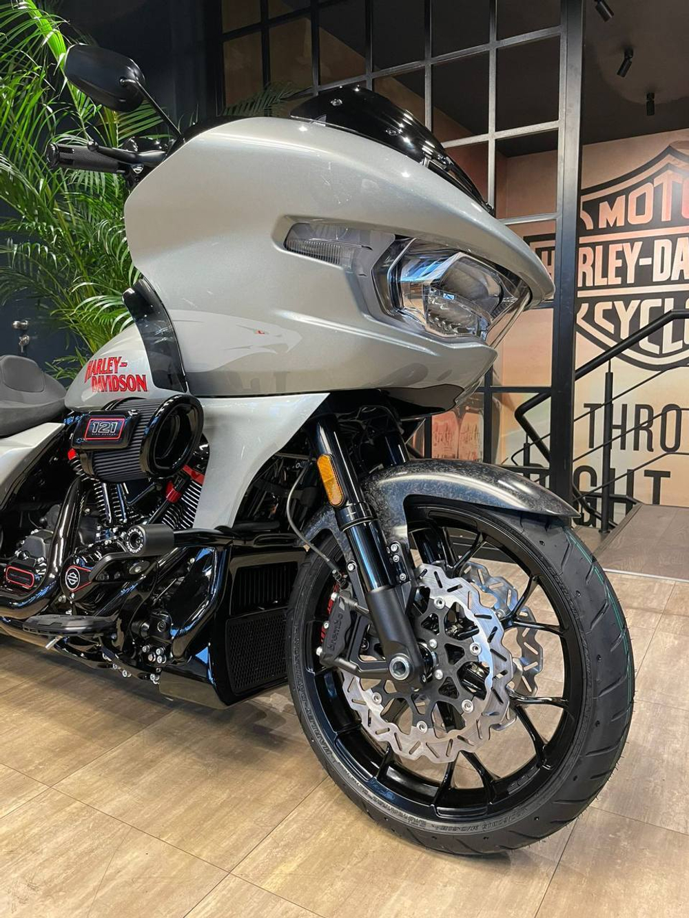 Harley-Davidson CVO Road Glide ST 121 (Mercury Silver) 2025