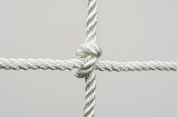 Сетка для лазания 2х1 метра (ячейка 25х25 см, хвосты 40 см по периметру)