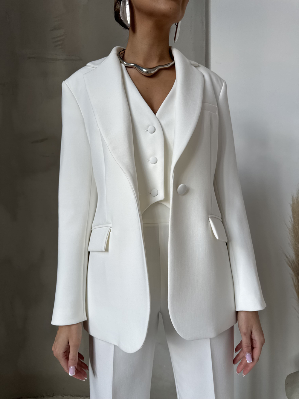 Костюм-тройка из жакета, брюк и жилета с закрытой спиной белый
