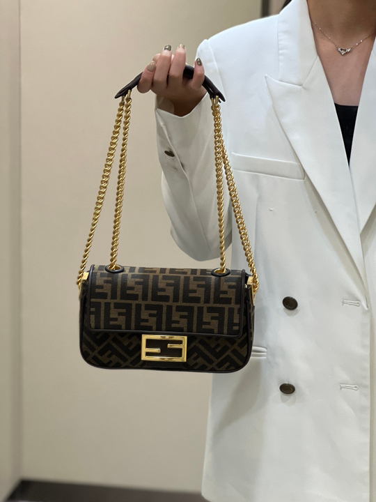 Fendi Baguette Chain Bag 24 cm