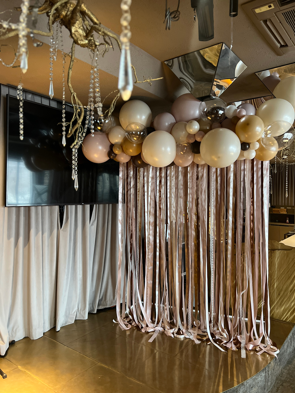 Фотозона из атласных лент, органза, бусы, жемчуг песок/латте/шоколад/пыльная Роза