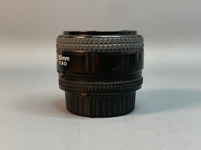 Nikon 50mm 1.4D AF Nikkor, внутри пыль, скол на резьбе