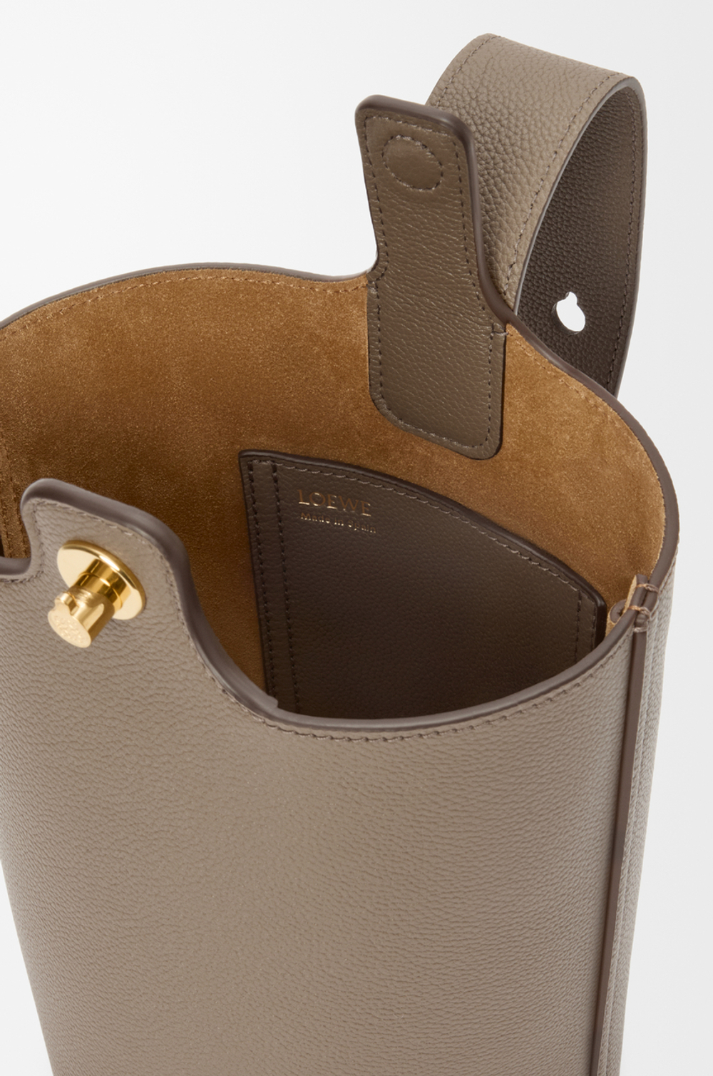 Loewe Мини-сумка-ведро Pebble из мягкой зернистой телячьей кожи, серо-коричневый