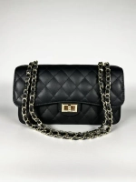 Женская сумка с цепочкой из натуральной кожи черного цвета