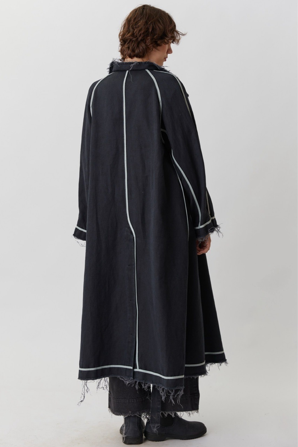 Объемный плащ из черного вареного льна