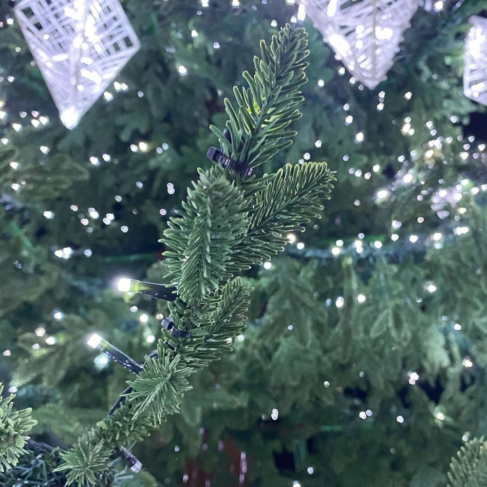 Светодинамическая елка ствольная со скамейкой, встроенная гирлянда: Холодный свет - "Лесная" (Литая хвоя) 18 м