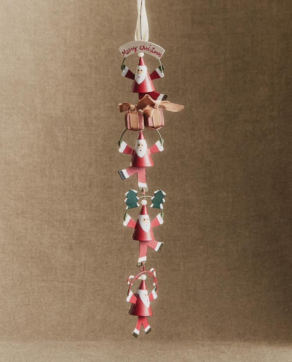 ZARA HOME НОВОГОДНЕЕ ЕЛОЧНОЕ УКРАШЕНИЕ "ДЕД МОРОЗ С ПОДАРКАМИ", КРАСНЫЙ