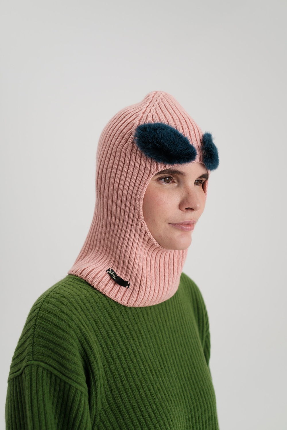 Розовая балаклава с темно-синими бровями из меха норки