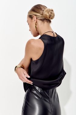 Майка из атласа с глубоким вырезом черного цвета