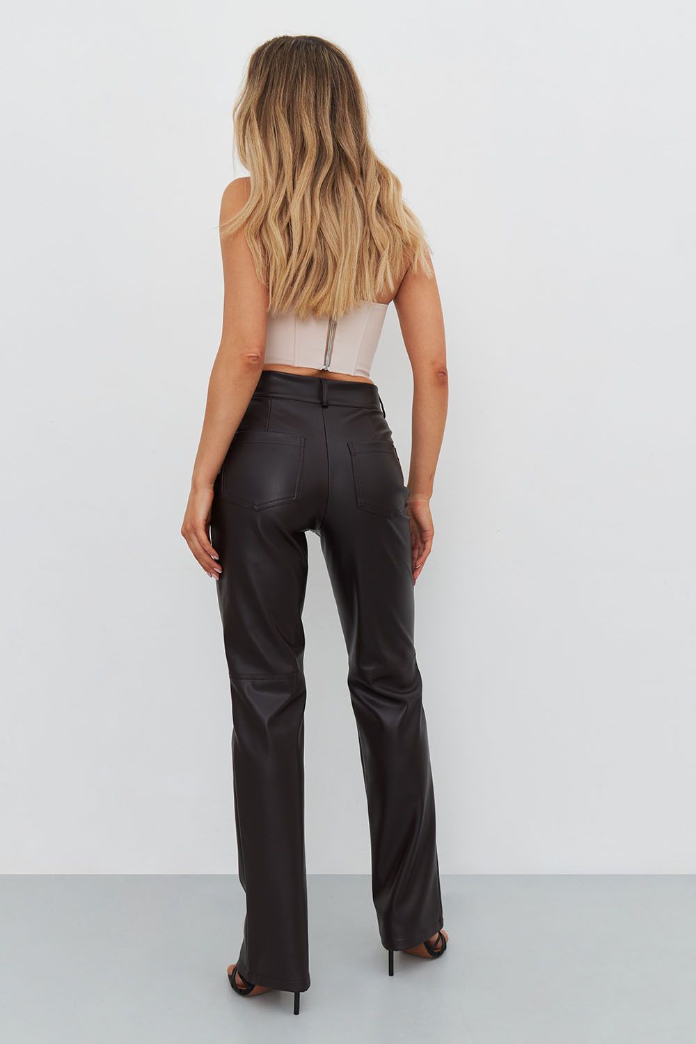 Брюки из экокожи прямые шоколадного цвета