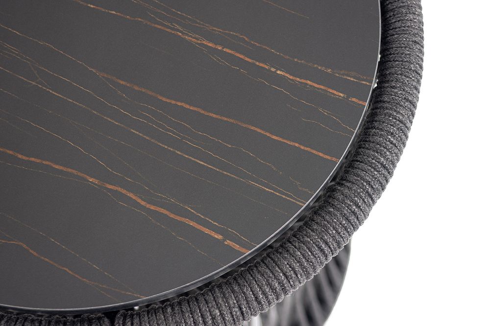 "Романо" журнальный стол из HPL круглый Ø45 H47, каркас из алюминия черный муар, цвет "черный мрамор", роуп темно серый круглый
