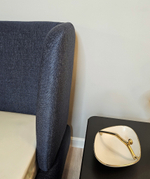 Двуспальная кровать с широким изголовьем Reeves