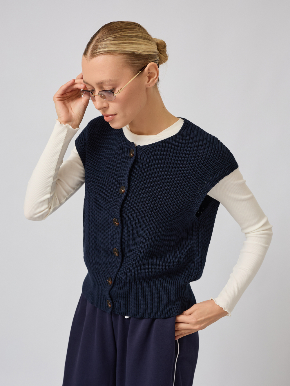 Жилет вязаный на пуговицах