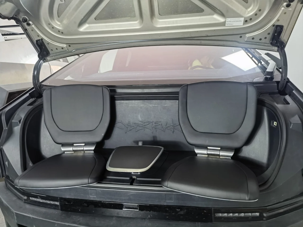 Выдвижные сиденья в багажник для Tesla Cybertruck 2023+ Тесла Кибертрак Сидения