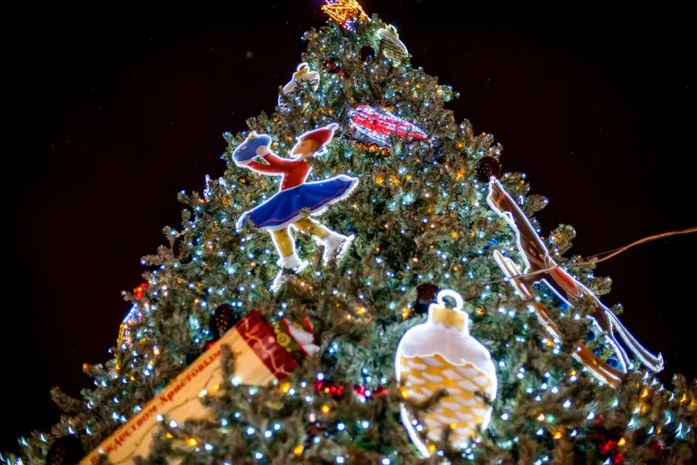 Светодиодная игрушка на елку "Шар елочный"