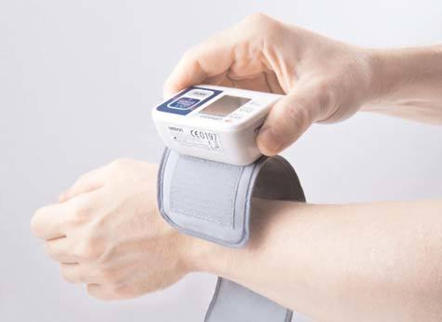 Тонометр omron rs 1 автоматический на запястье. Мерять давление на запястье. Тонометр omron rs1 на запястье. Мерять давление на запястье. Тонометр омрон rs 1 на запястье.