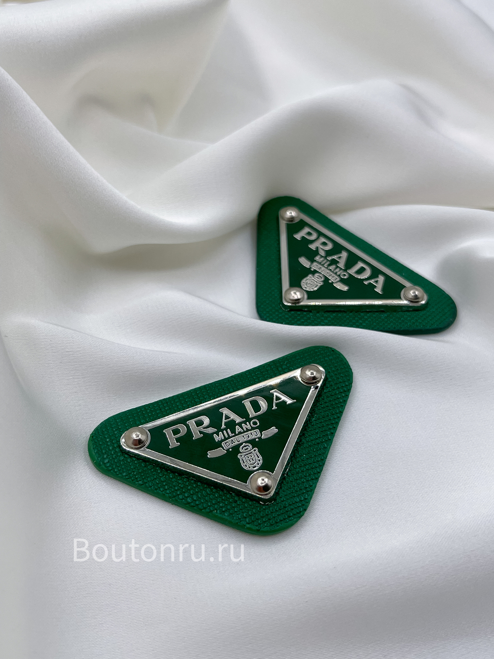 Логотип металлический Прад. зеленый на коже серебро